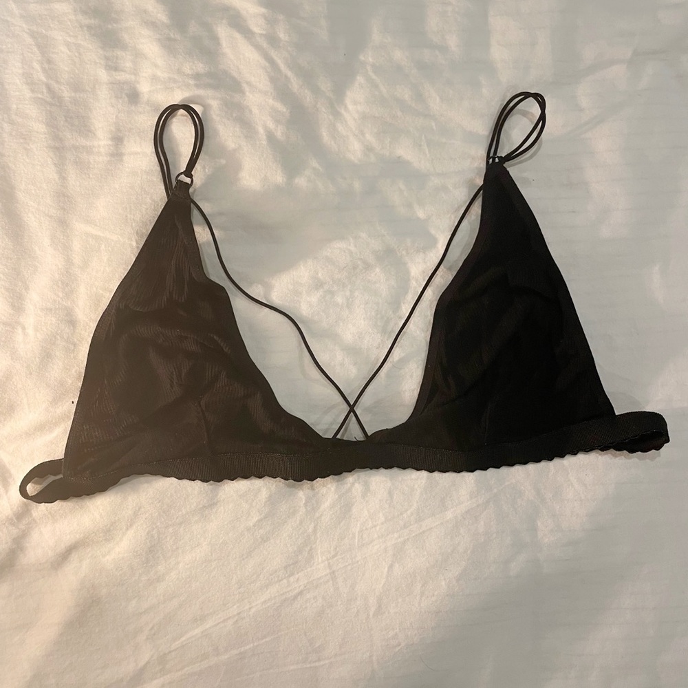 🚨 LAST DAY 11/10 🚨 BUNDLE 3 $5 for $10 🚨 Black ribbed bralette w/strap detail